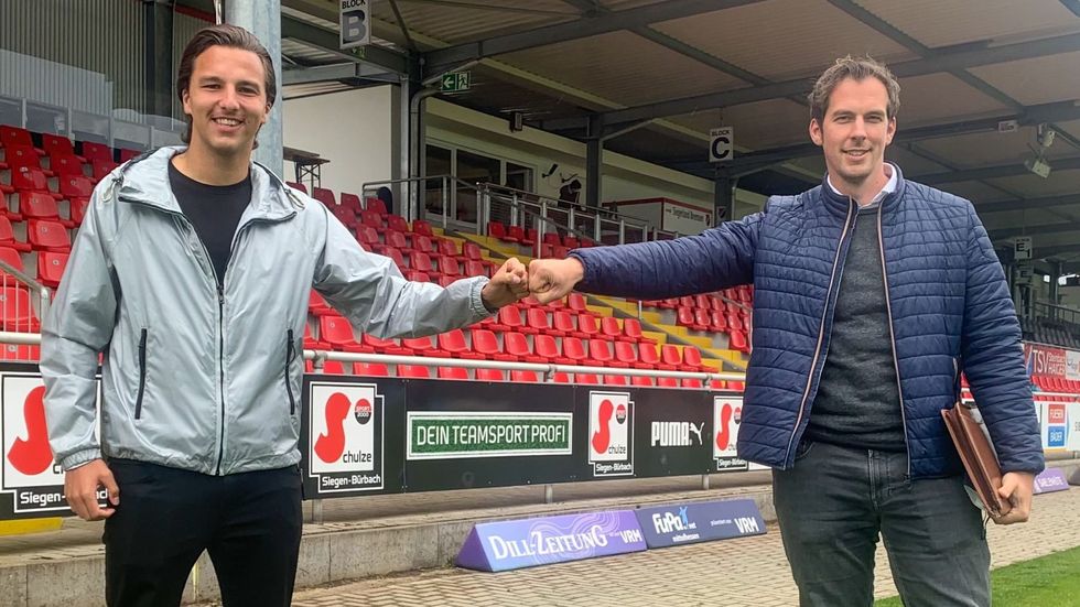 Nino Miotke Neuzugang TSV Steinbach Haiger mit Matthias Georg Geschaftsfuhrer TSV Steinbach Haiger 2