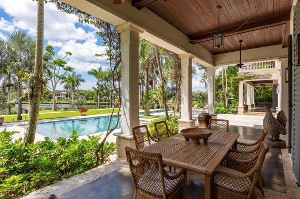 NINTCHDBPICT000577694084