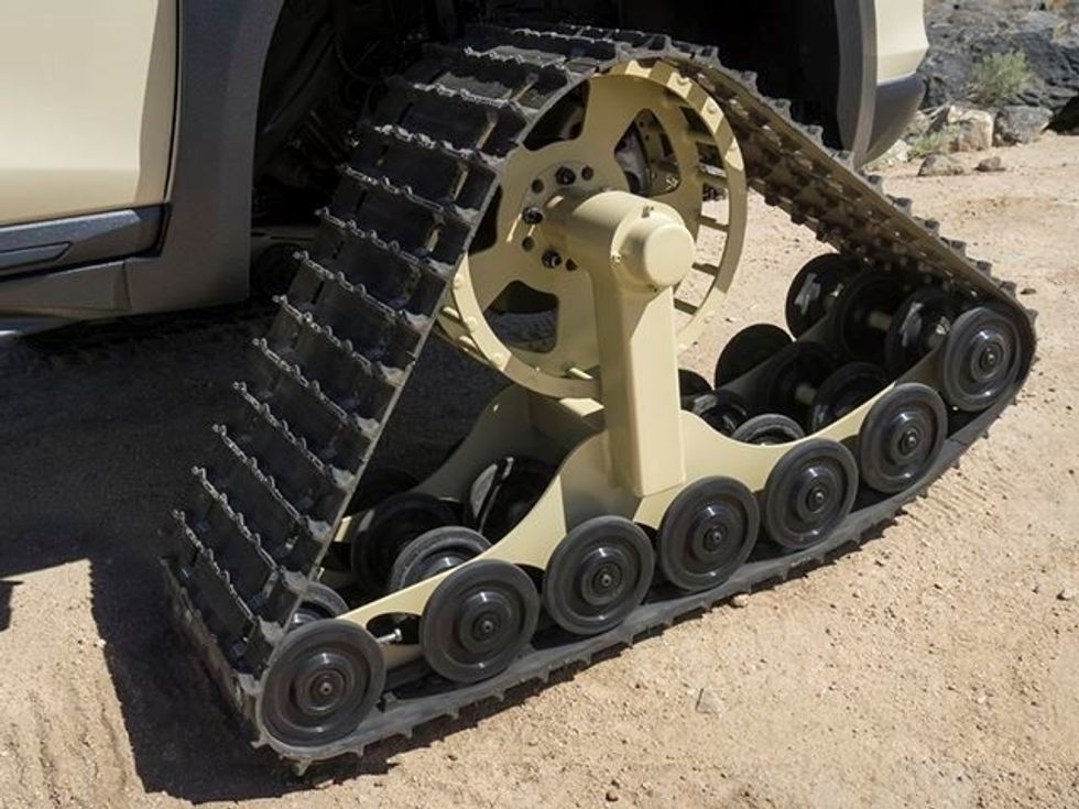 Nissan Rogue me shirita lëvizëse në vend të rrotave foto 5