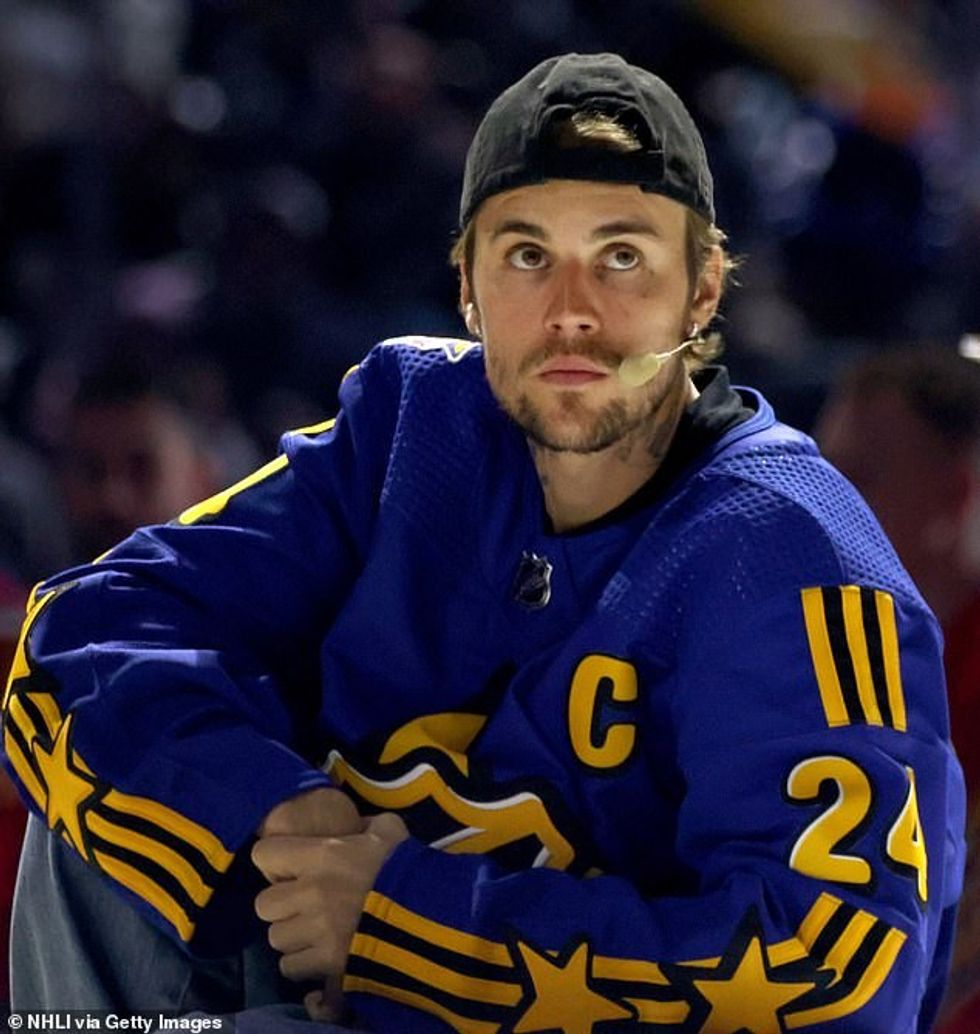 Një burim i brendshëm tha se babai i ri Bieber është