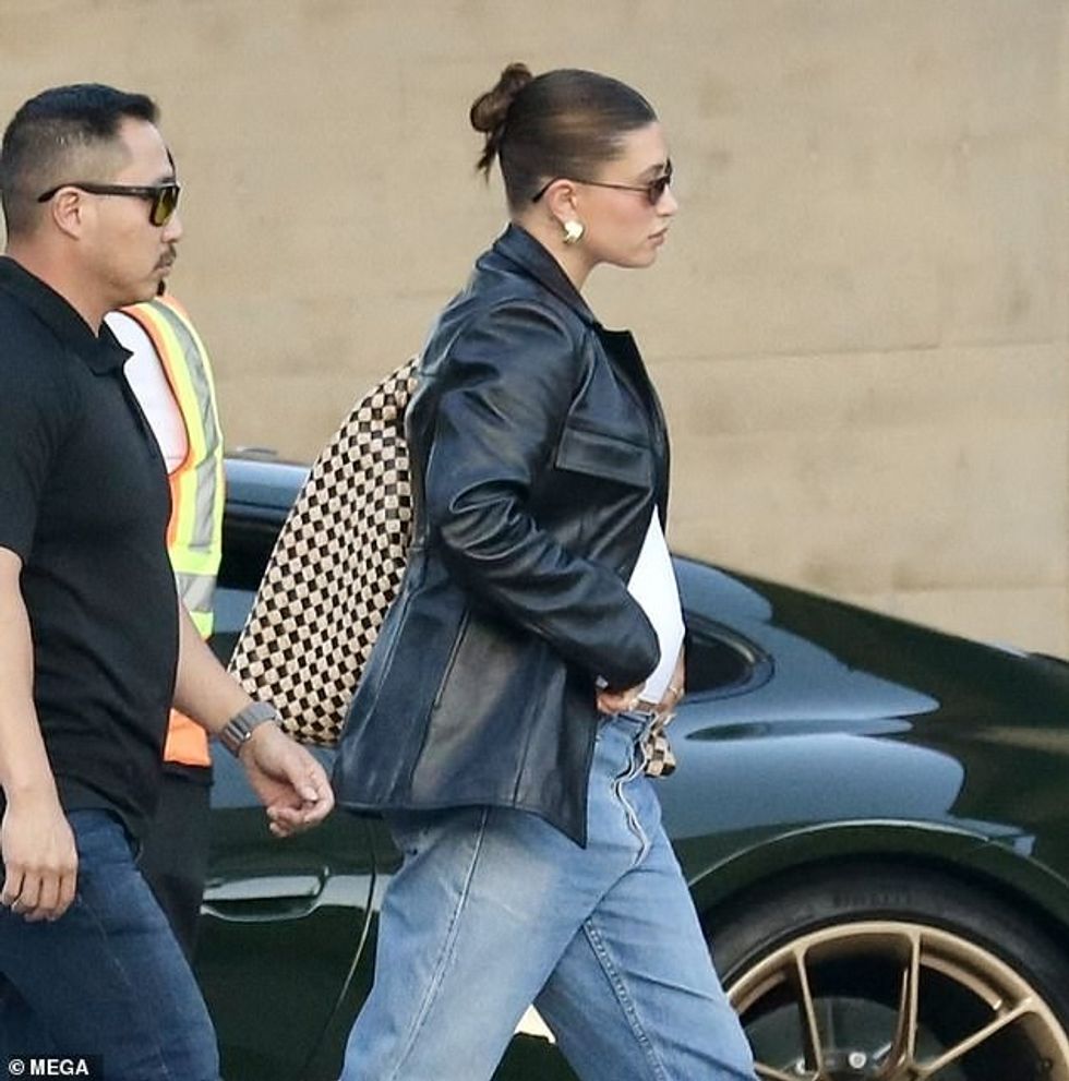 Një burim i tha Entertainment Tonight të premten se themeluesi dhe bashkëshorti i Rhode, Justin Bieber, kanë 'kaluar kohë me familjen dhe miqtë, duke shkuar në kishë dhe duke u mbështetur në qarqet e tyre të ngushta gjatë rregullt'.