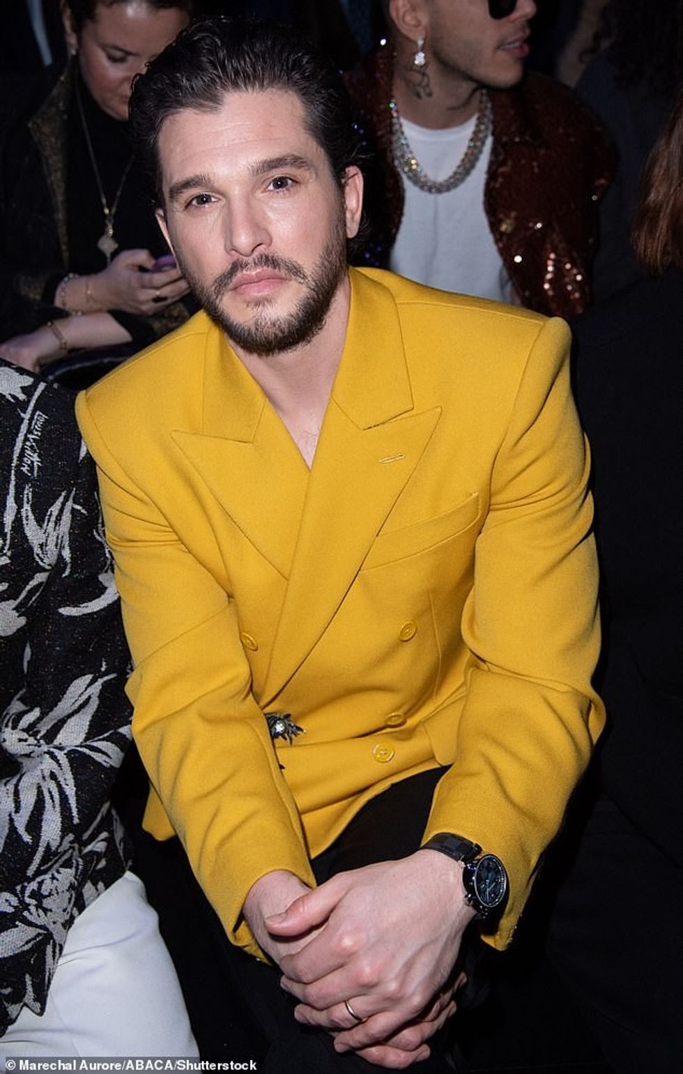 Një burim tha: 'Skena e seksit në Kit është mjaft tronditëse. Ka shumë pasqyra në skenë, kështu që publiku mund të shohë trajtimin e tij nga të gjitha këndet.