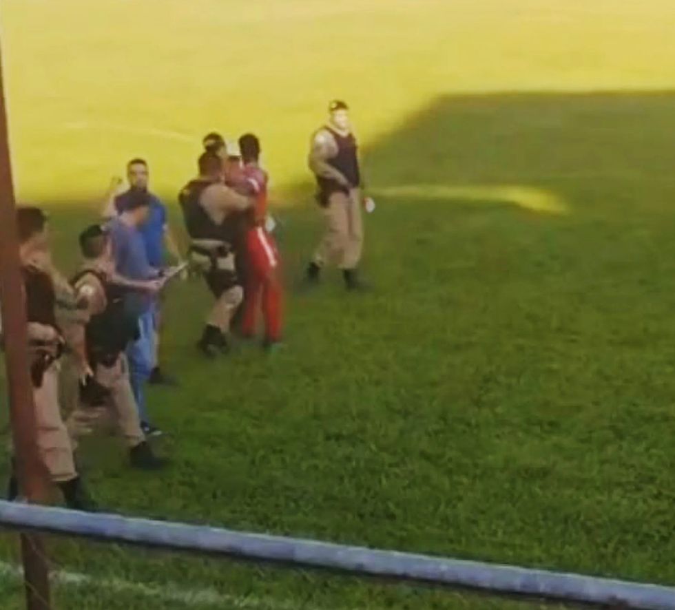 Një burrë është arrestuar në Brazil, gjatë një ndeshje futbolli amatore