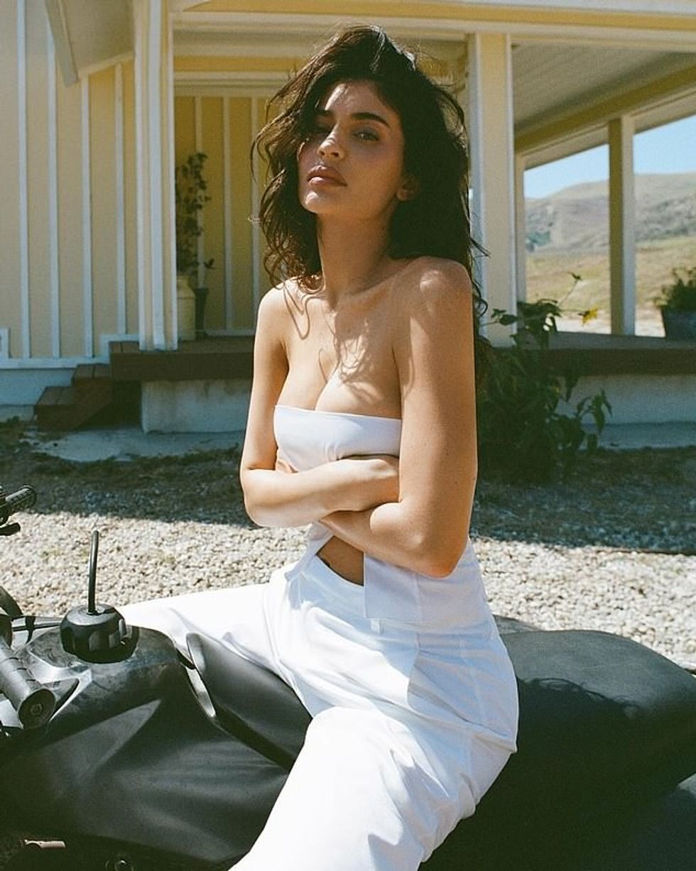 Një ditë më parë, bashkëthemeluesja e Fhy shfaqi mesin e saj dhe dekoltenë e bollshme me një bluzë të bardhë dhe pantallona të ngjashme