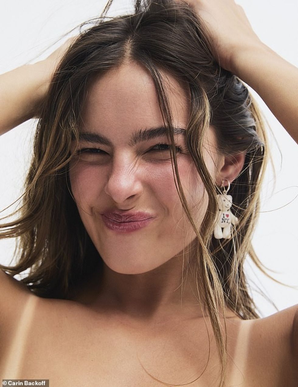 Një foto nga afër e tregoi atë me një vathë të bardhë lodër për arush pelushi që shkruante I Love New York në bark