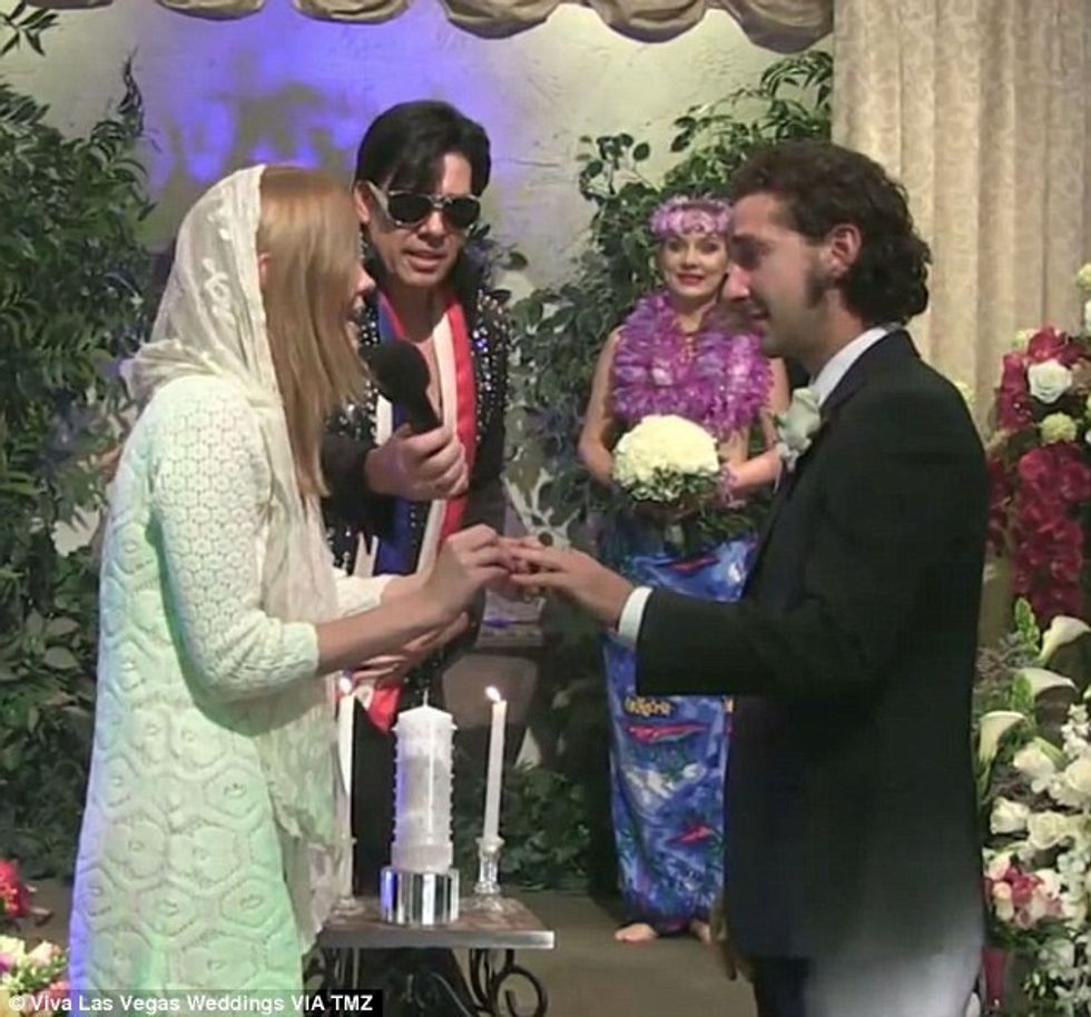 Një imitues i Elvis Presleyt e drejtoi ceremoninë.