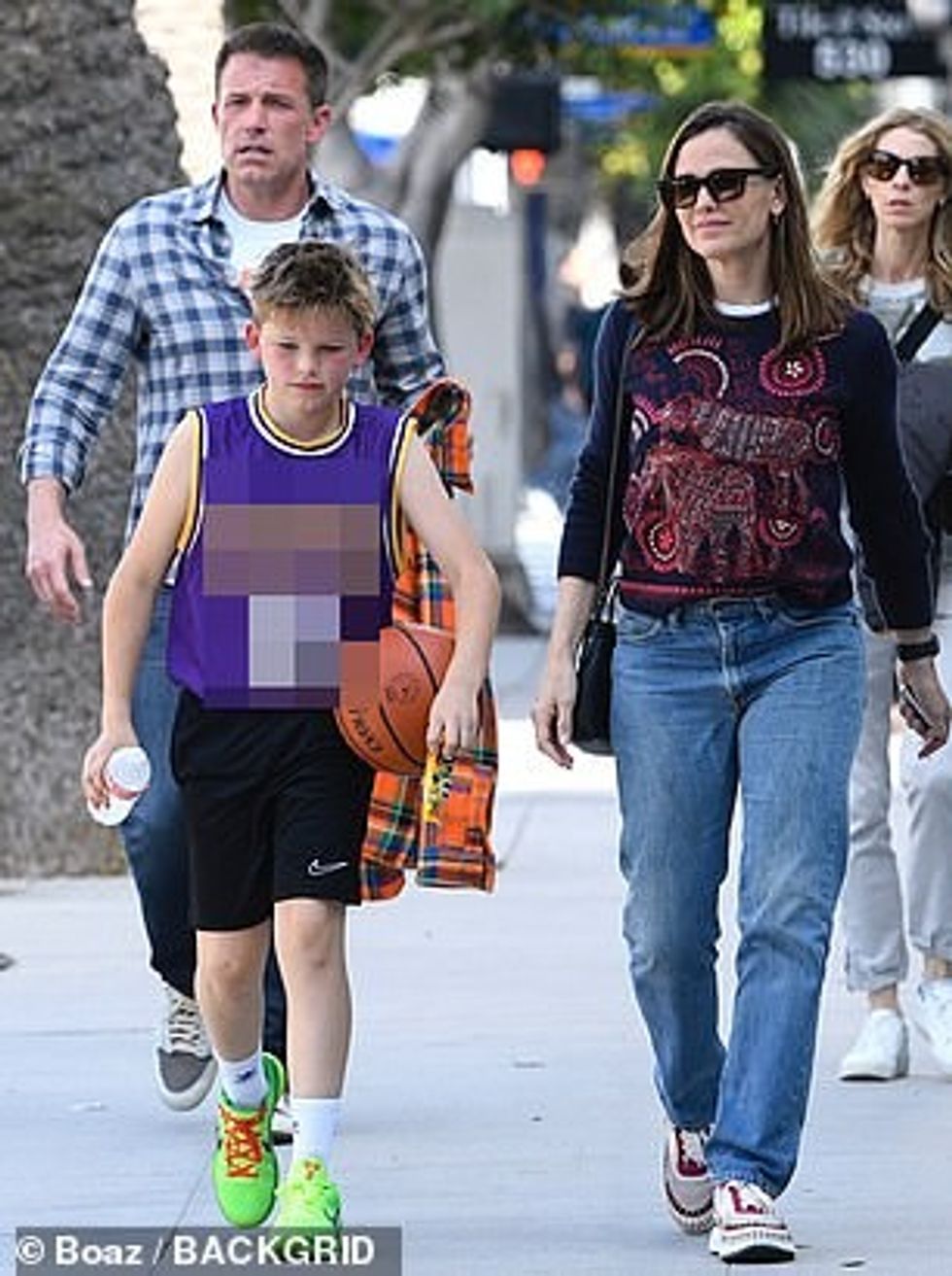 Një këmishë e bardhë arrinte majën në dekolte dhe aktorja zgjodhi gjithashtu një palë atlete ngjyrë të bardhë dhe të kuqe