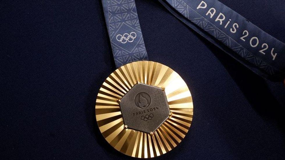 Një medalje e artë e Lojërave Olimpike Paris 2024. Foto: Reuters