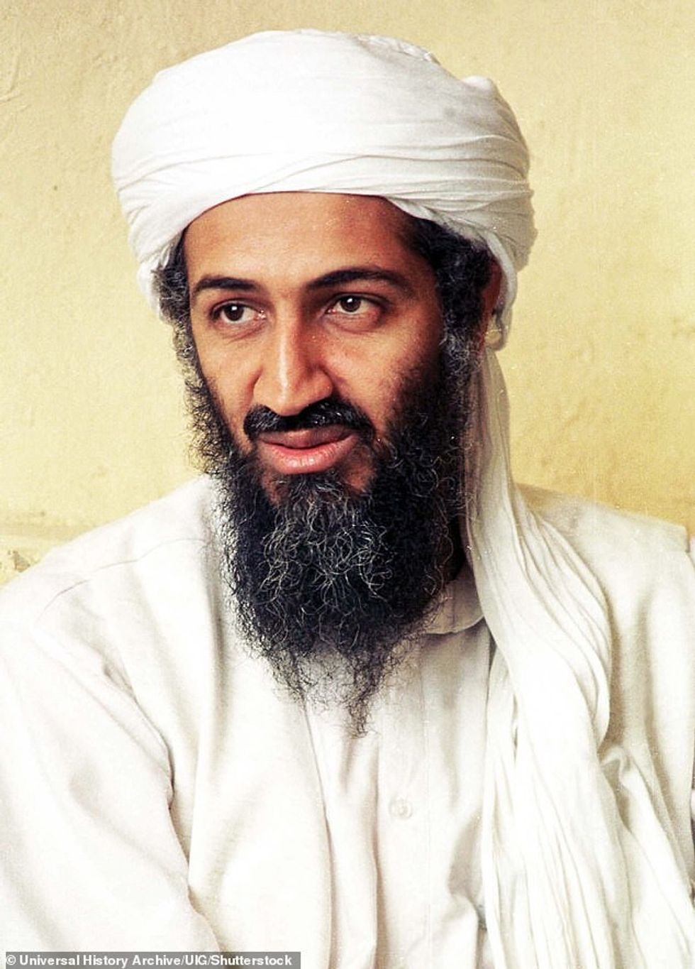 Një nga viktimat e para të profilit të lartë të mallkimit ishte shefi i terrorit Osama Bin Laden, në foto, në maj 2011
