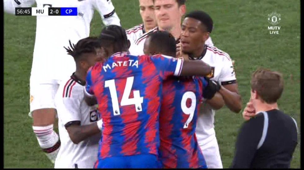 Një numër lojtarësh të tjerë më pas u përfshinë teksa u përpoqën t'i ndanin