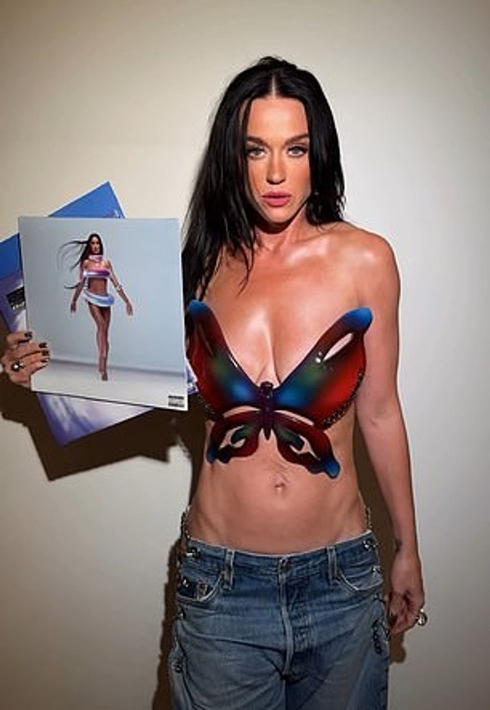 Një përmbledhje mallkimore nga një media kryesore argëtuese deklaroi se Perry 'përpiqet të rimarrë lavdinë e kaluar në banesën 143'.