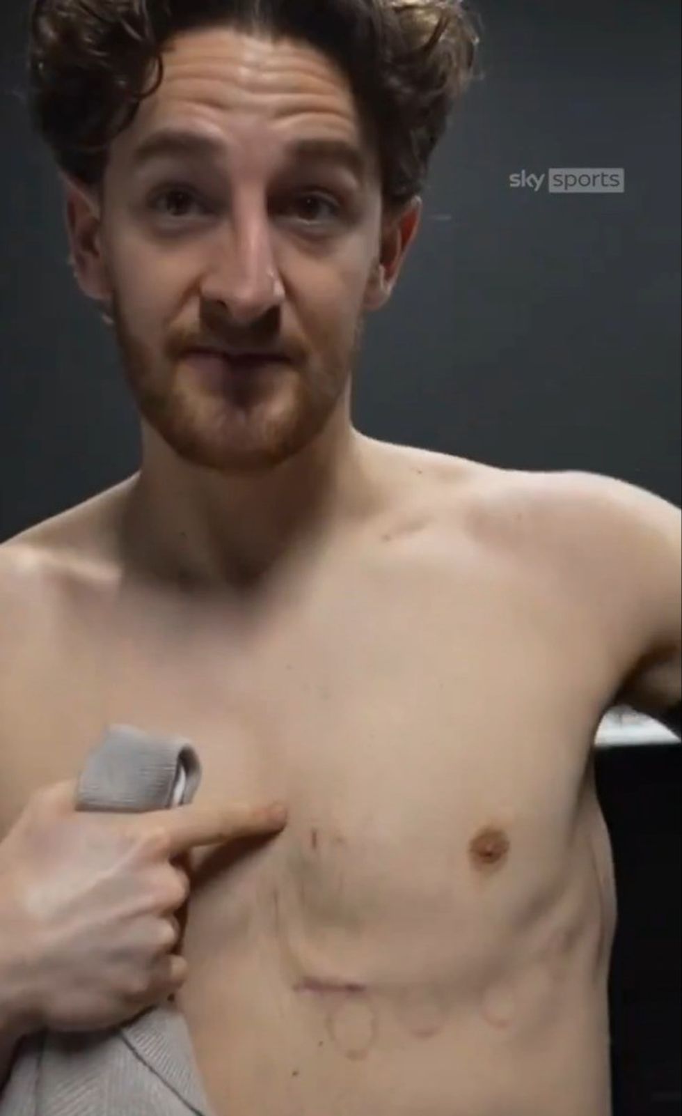 Një tel kalon nga pajisja përgjatë gjoksit të Lockyer dhe deri në zemrën e tij