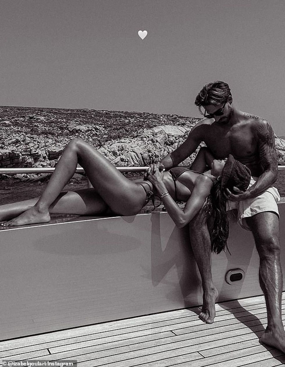 Një tjetër kapje tregoi zogjtë e dashurisë duke pushuar në një zonë piktoreske në natyrë ndërsa Izabel pushonte në prehrin e Kevinit