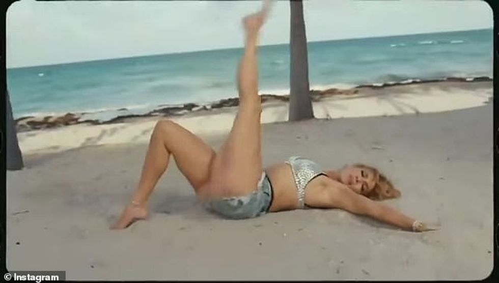 Një tjetër varg përfshin tekstin: 'Ai nuk e meriton ta ketë në krahë'