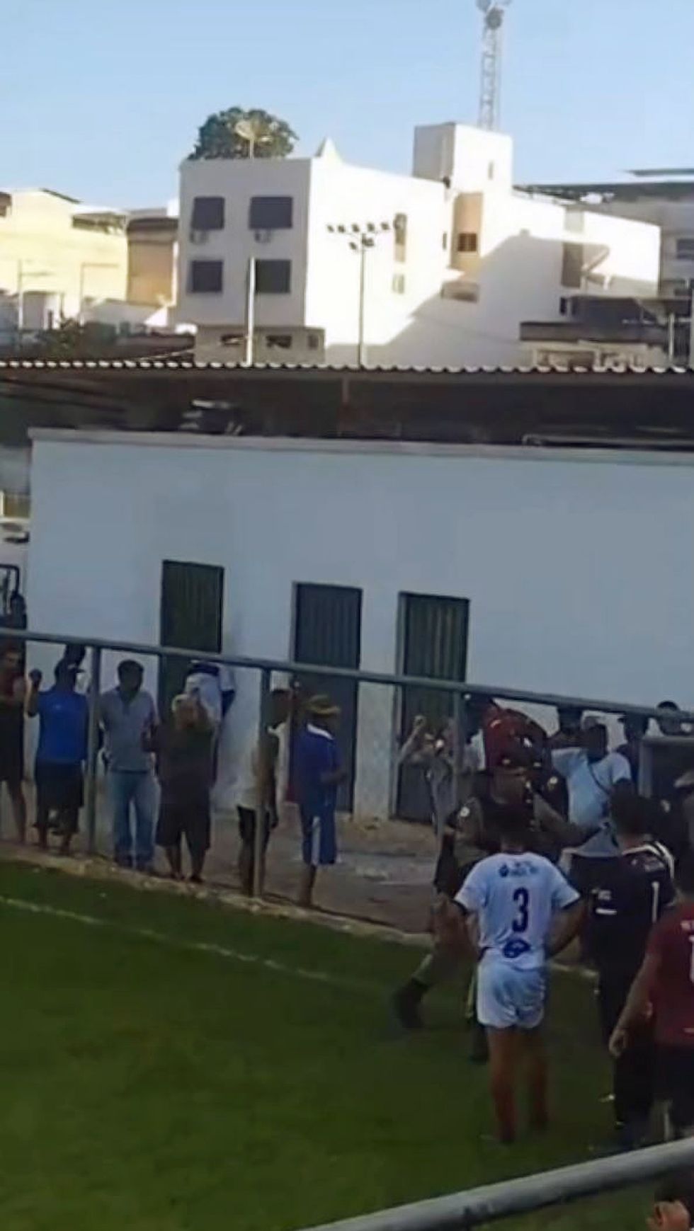 Një turmë e habitur e vështronte ndërsa ai po largohej