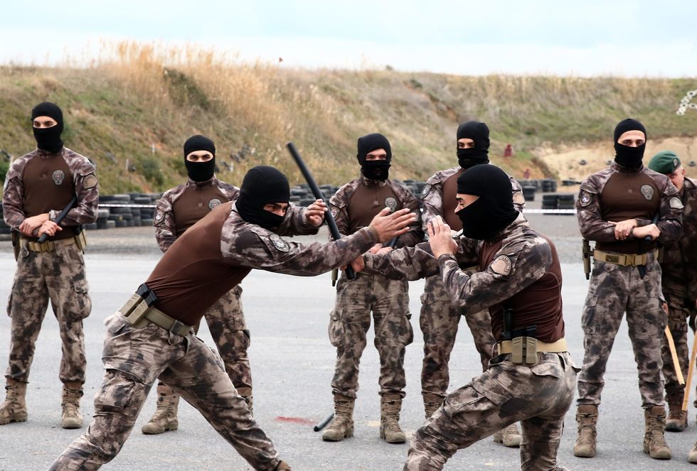 Njësia e policisë është e trajnuar për të kryer operacione kundër terrorizmit në Turqi dhe është e armatosur deri në dhëmbë