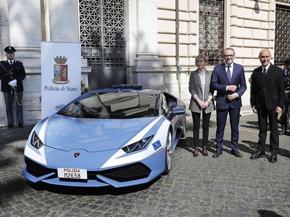 Njësitet policore që patrullojnë në autostradë do te mbrojne rendin me kete Lamborghini foto 2