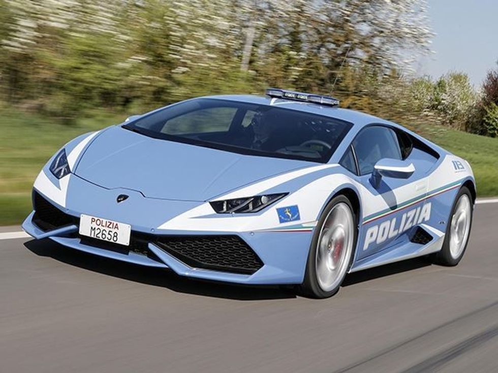 Njësitet policore që patrullojnë në autostradë do te mbrojne rendin me kete Lamborghini foto 3