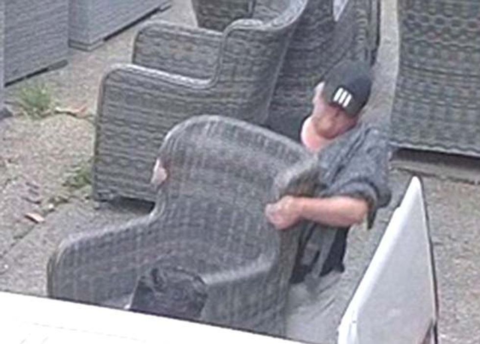 Njofton se po ia vjedhin depon policet i thone se jane te zene per intervenim foto 2