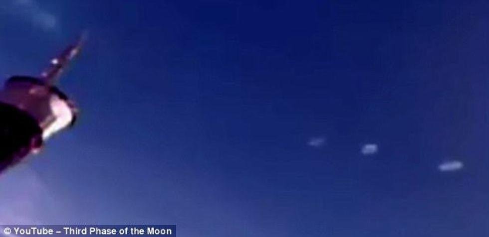 Njohësit e aktiviteteve qiellore pretendojne se pane tri objekte jashtetokesore foto 2