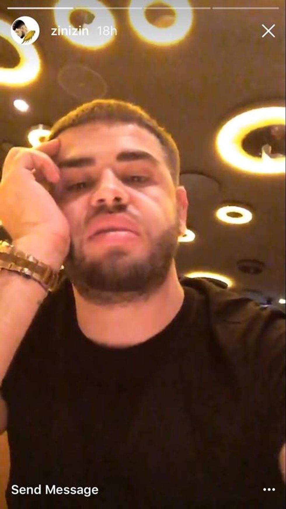 Noizy në restaurant në Paris. Foto nga Instagram Story.