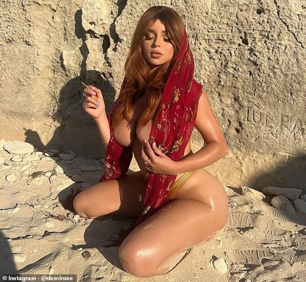 Nuk është e panjohur për të shfaqur kthesat e saj mahnitëse, Demi pozoi vetëm me shallin e kuq të pastër për të ruajtur modestinë e saj