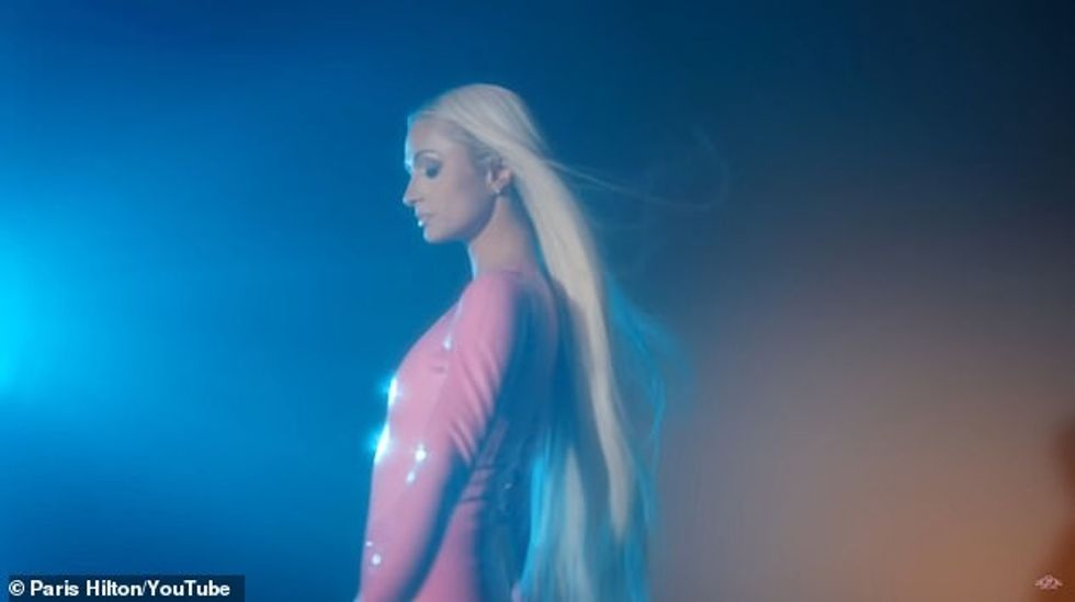 'Nuk ka asgjë në botë që mund të më rrëzojë / Nuk ka njeri në dhomë që mund të ma marrë kurorën / 'Sepse unë po shkëlqej 'derisa të jem e ndritur/Dhe ndihem aq mirë/Nuk ka asgjë në botë që mund të të më zbresë'