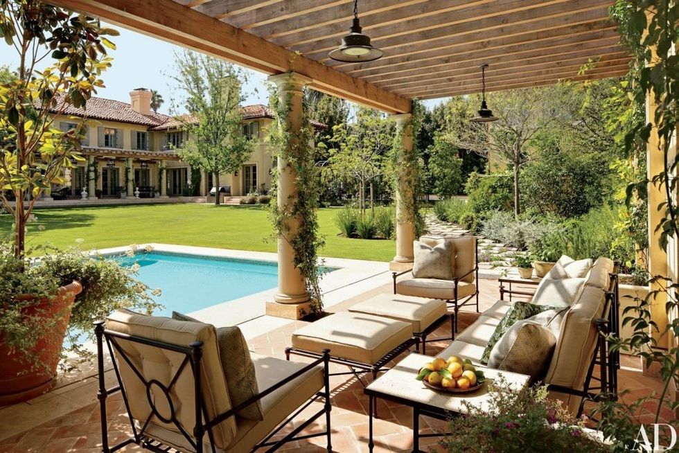 Oborri me bazenë dhe gjelbrim