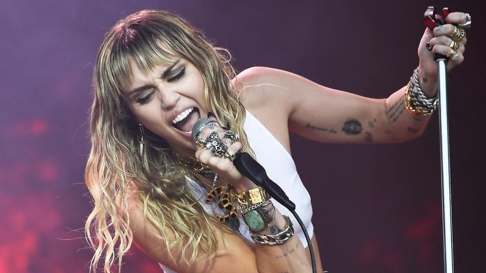 obsessieve fan van miley cyrus opgepakt bij concert