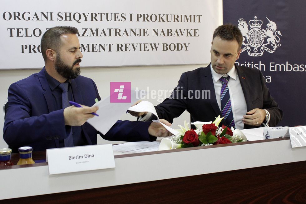 Organi Shqyrtues i Prokurimit OShP Blerim Dina dhe Ruairi O Connell nenshkruajne memorandum te mirekupt foto Ridvan Slivova 3