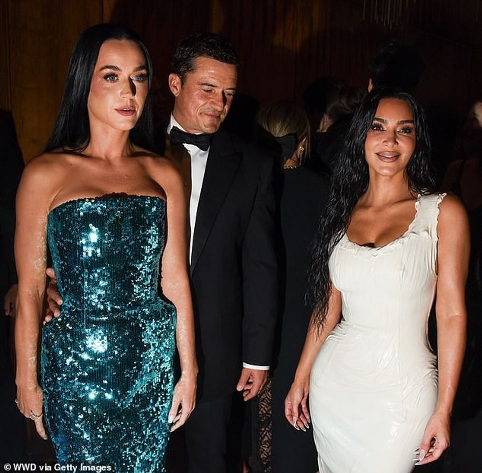 Orlando Bloom, 47 vjeç, u kap në një foto qesharake që e tregon atë duke shikuar të pasmet e Kim.