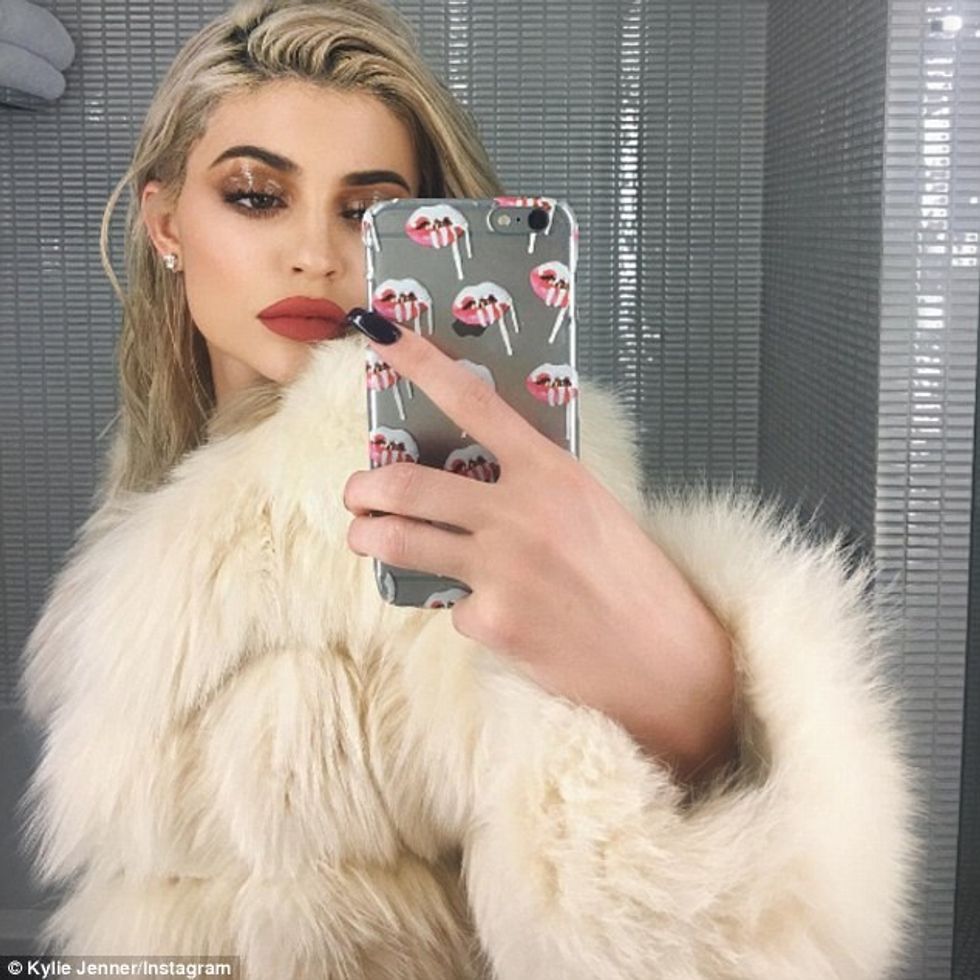 Pa make up, me flokët e lagura e mbuluar në mëndafsh. Kylie mahnitëse. Foto: Snapchat