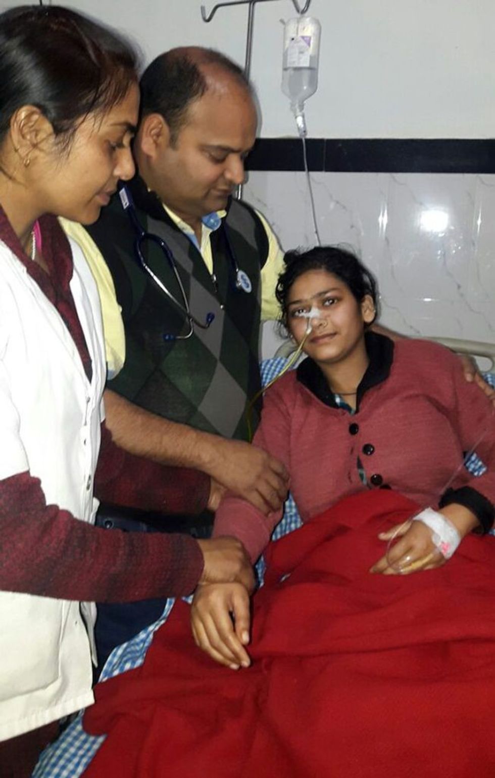 Pacientes i nxorën 150 krimba te gjitha me gjatesi rreth 25 centimetra foto 3