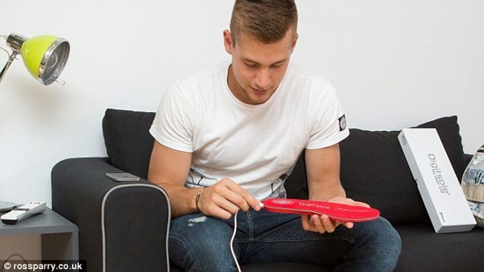 Pajisja e vendosur ne kepuce per te mbajtur kembet nxehte foto 4