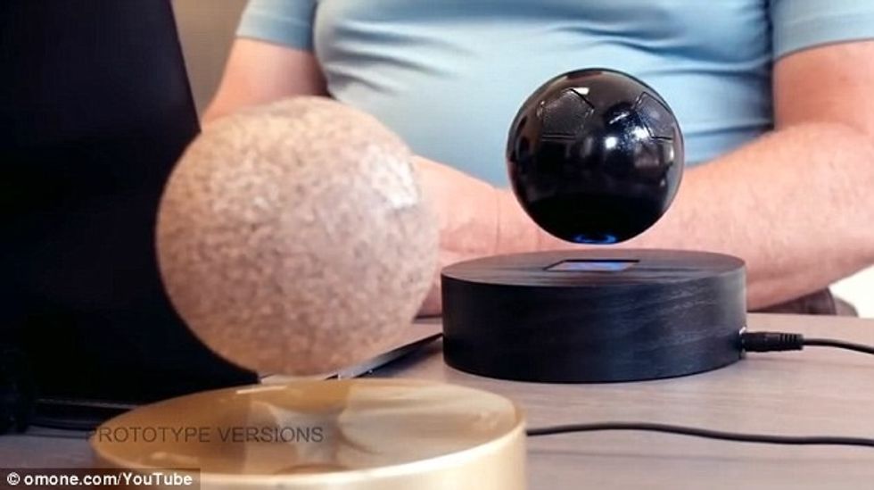 Pajisja sferike qe rri ne ajer dhe leshon muzike te perkryer foto