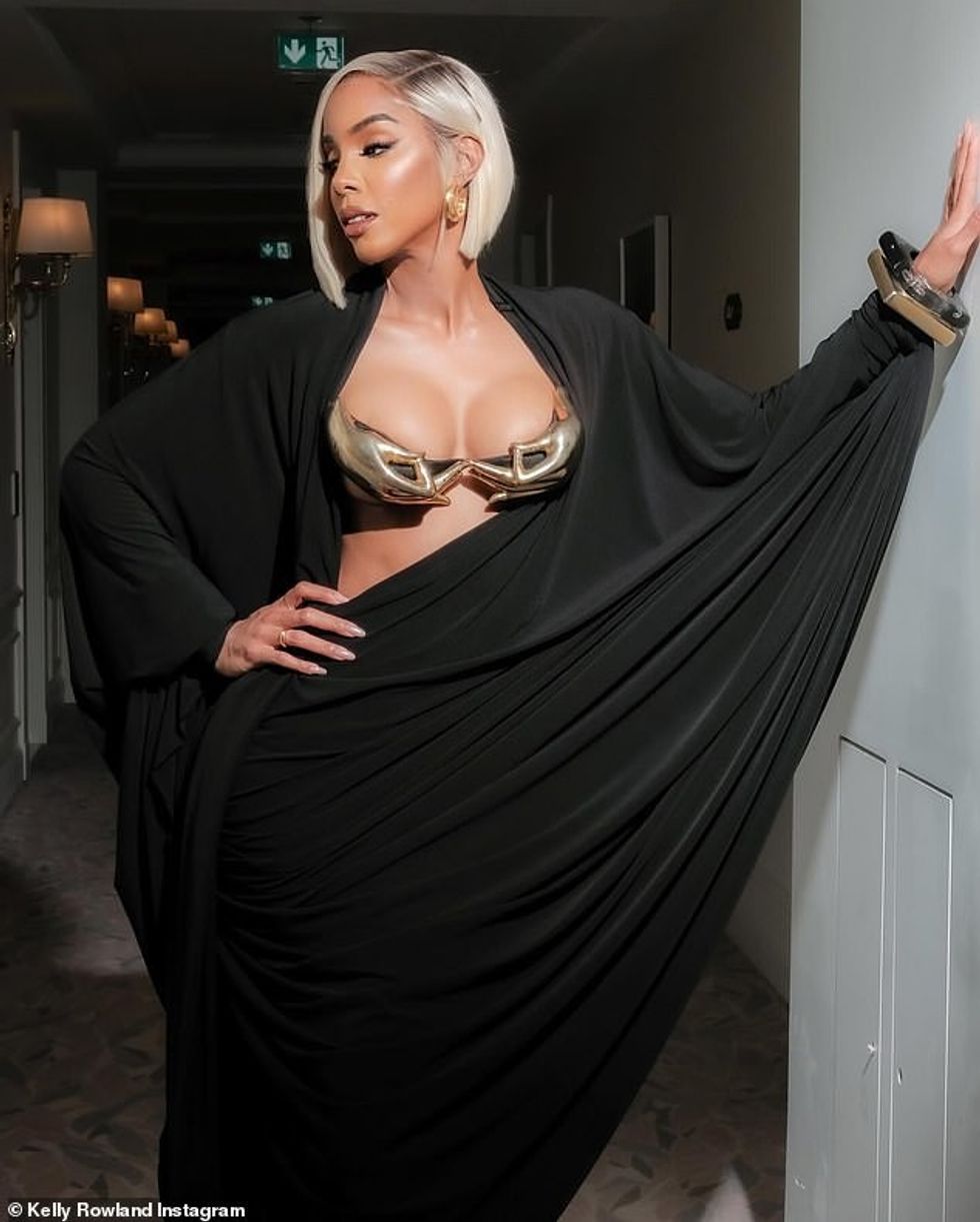 Pamja përbëhej nga një sytjena në formë dore floriri dhe një fustan i zi me mbështjellës me pjesën e përparme gjysmë të hapur që tregonte mesin e saj të tonifikuar