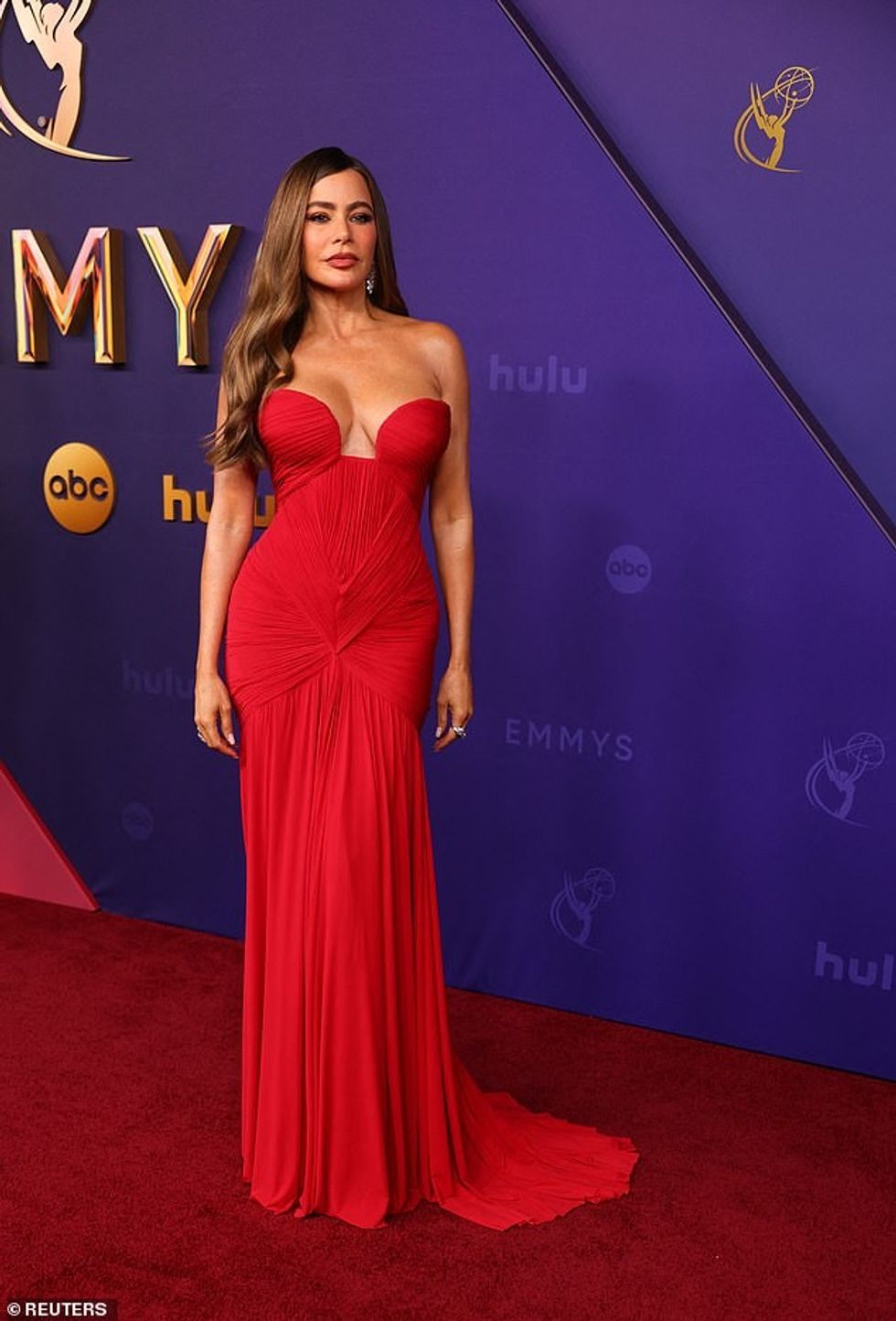 Pamja përfshinte një fund të gjatë ngjyrë të kuqe të ndezur që arrinte në tokë dhe zvarritej pak pas saj