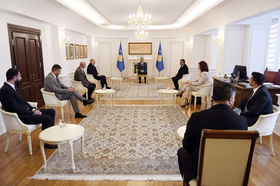 Pamje dhe fotografi nga takimi i Presidentit Thaçi me Grupin Parlamentar “6 Plus” 1