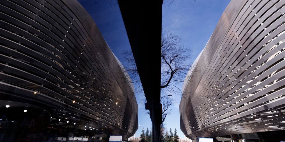 Pamje reflektimi i stadiumit Santiago Bernabeu të Real Madridit