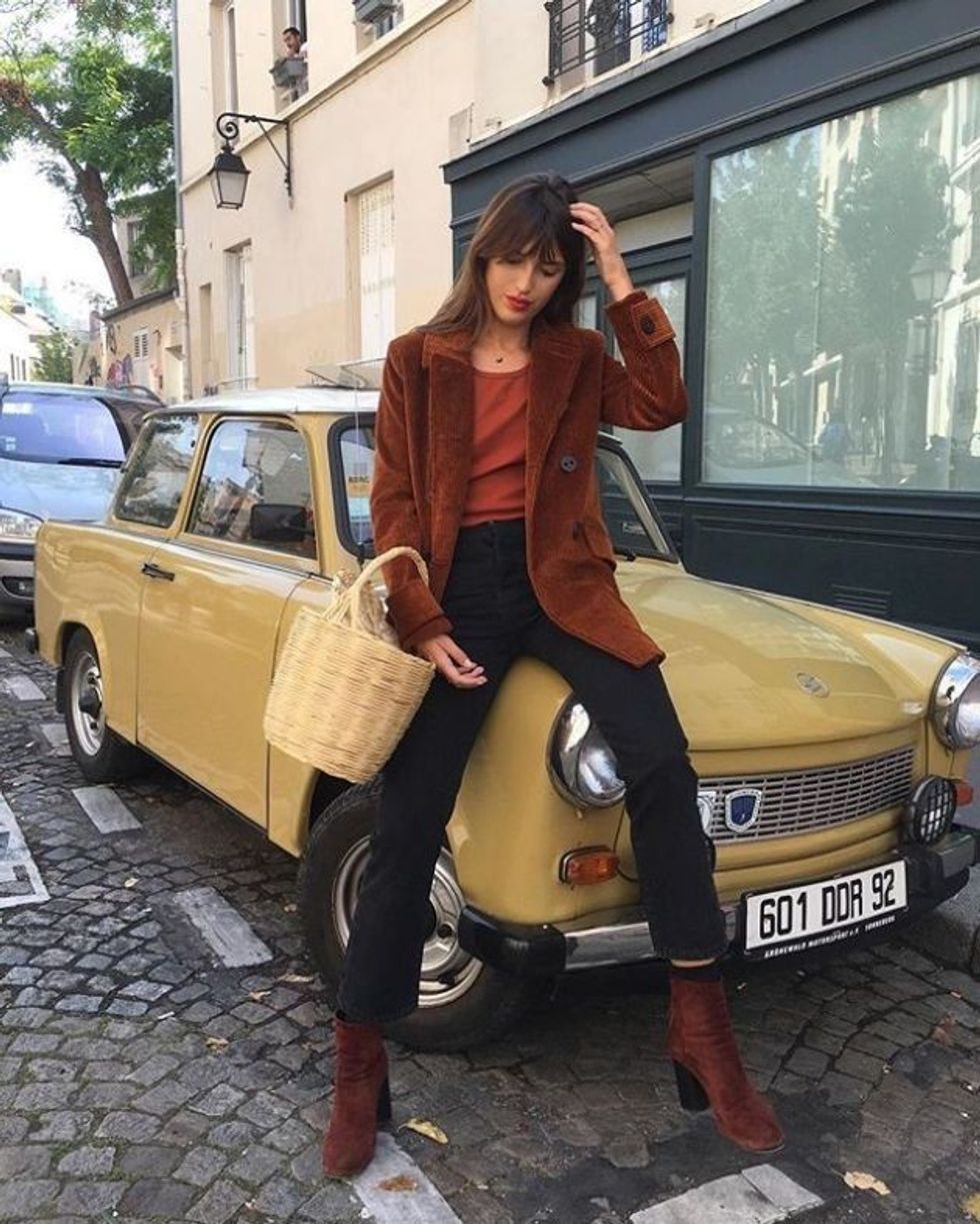 Pantallona të zeza + blejzer + çizme të shkurtra