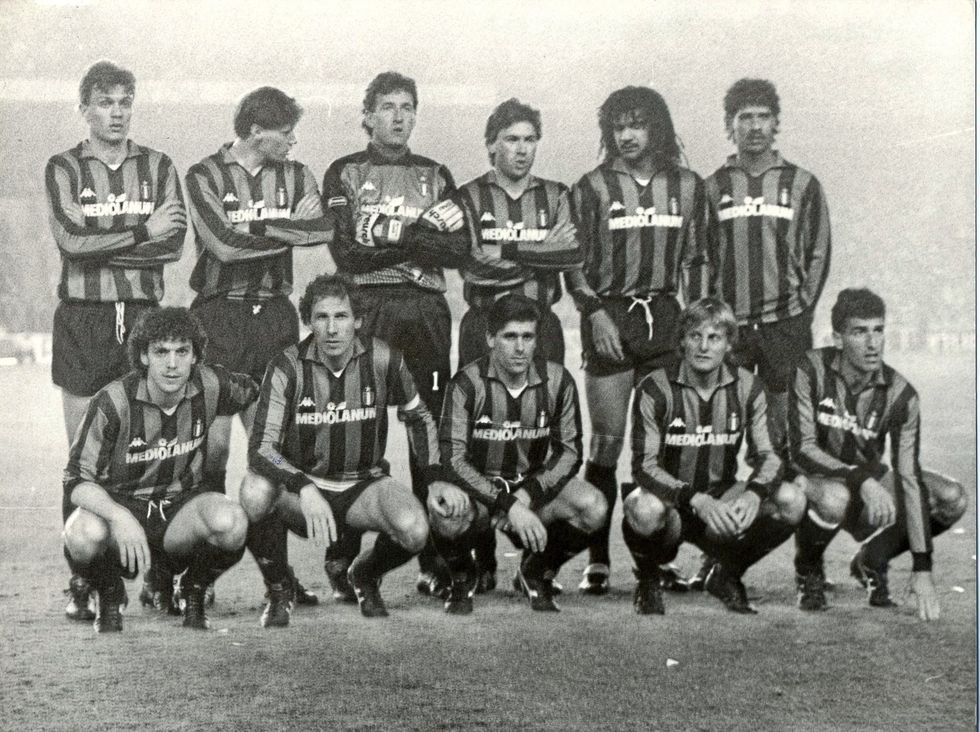 Paolo Maldini (i pari nga lart nga e majta) dhe Ancelotti (i katërti nga lart nga e majta) ndajnë dhomën e zhveshjes në Milano.