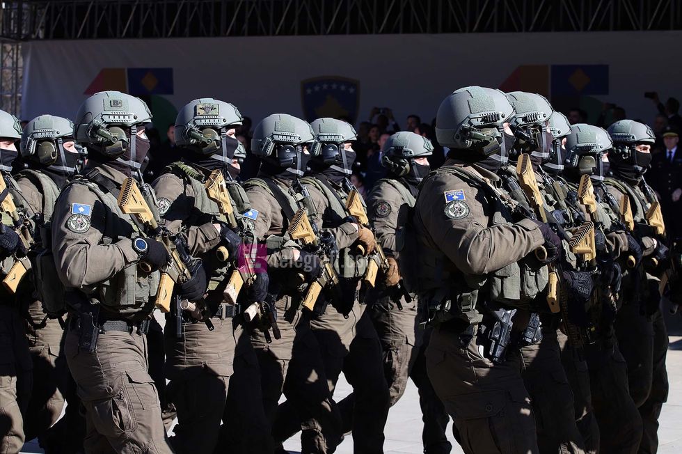 Parakalimi i Trupave te FSK se dhe Policise me rastin e 15 vjetorit te pavaresise foto Ridvan Slivova 102