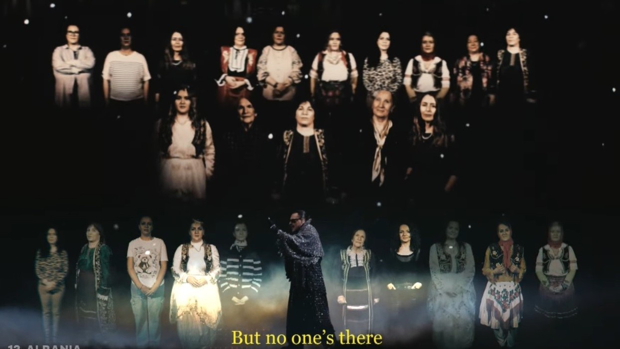 Portretet e nënave shqiptare që me mallëngjim presin bijtë e tyre të kthehen nga mërgimi - performanca e Alis prek audiencën e Eurovisionit
