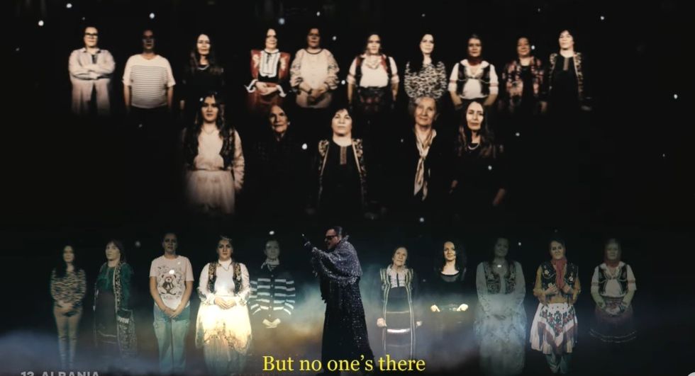 Portretet e nënave shqiptare që me mallëngjim presin bijtë e tyre të kthehen nga mërgimi - performanca e Alis prek audiencën e Eurovisionit
