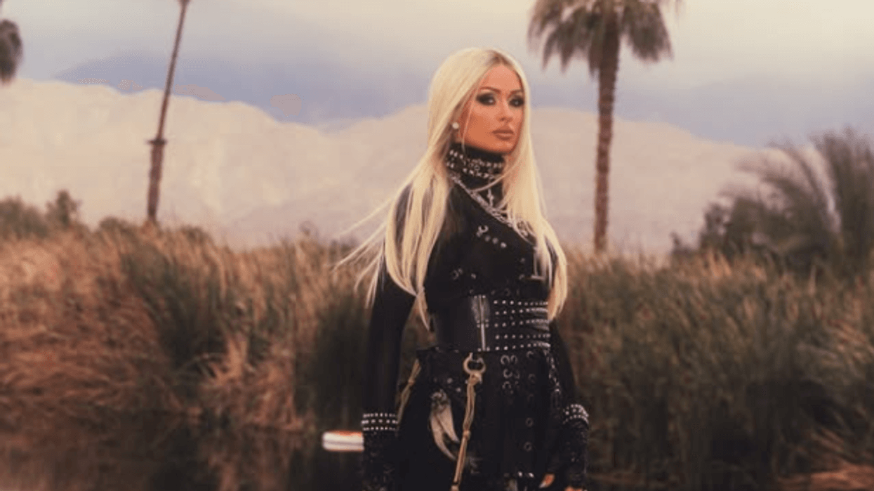 Veprim i pazakontë i Paris Hilton - truproja i ruajti derën e tualetit të meshkujve në festivalin Coachella Veprim i pazakontë i Paris Hilton - truproja i ruajti derën e tualetit të meshkujve në festivalin Coachella