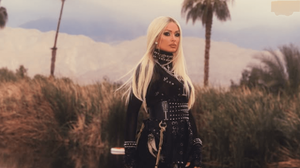 Veprim i pazakontë i Paris Hilton - truproja i ruajti derën e tualetit të meshkujve në festivalin Coachella