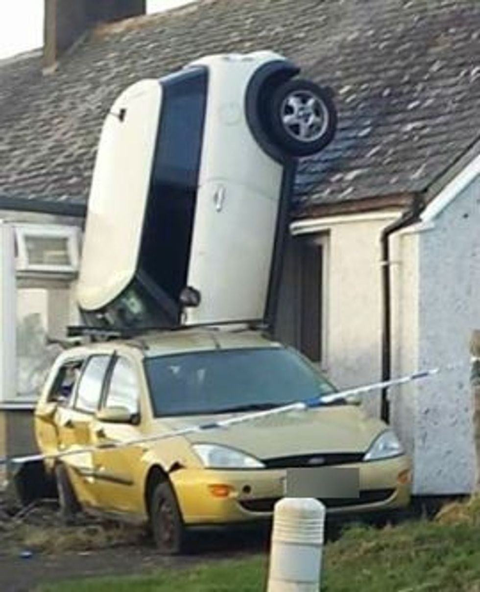 parkimi-misterioz-vetura-mbeti-e-mbeshtetur-per-muri-foto-2