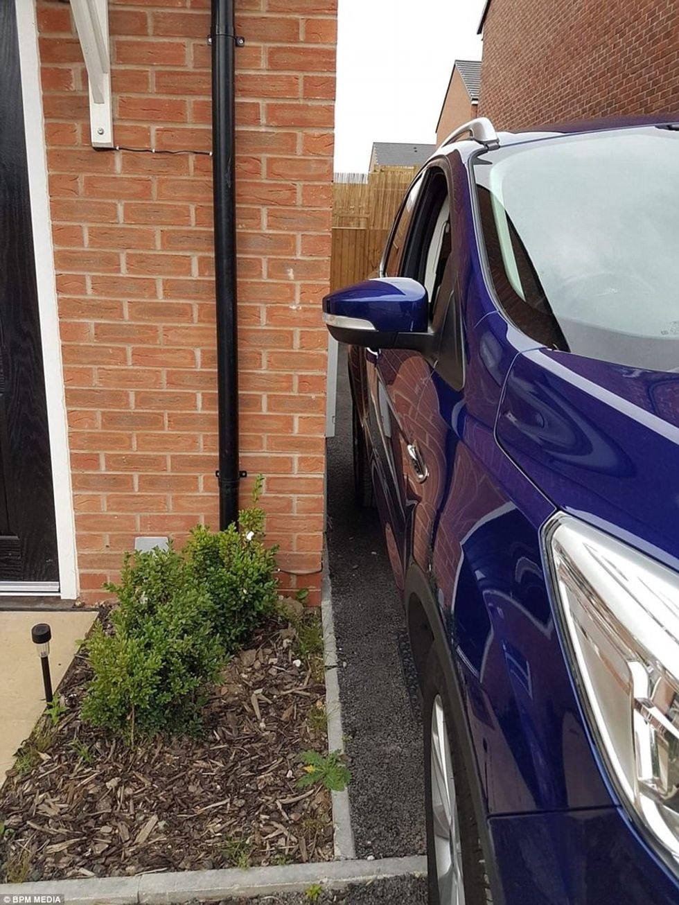 Parkingjet e shtëpive të reja shumë të ngushta pronaret ankohen se nuk po iu zene veturat foto 3