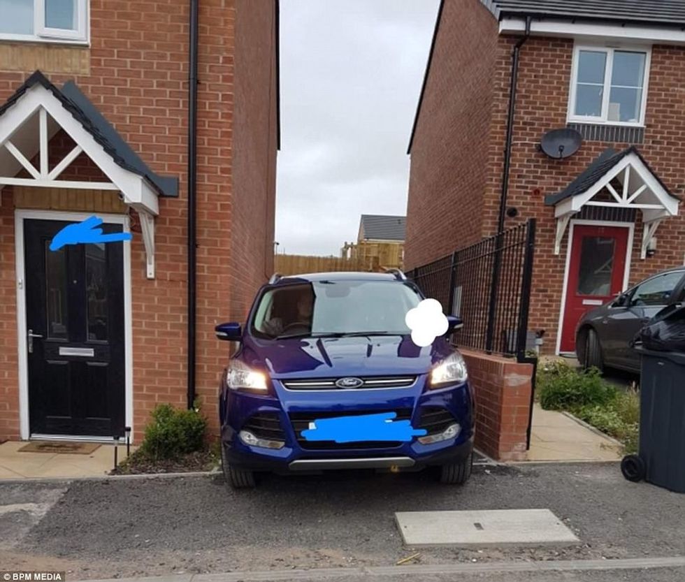 Parkingjet e shtëpive të reja shumë të ngushta pronaret ankohen se nuk po iu zene veturat foto 4