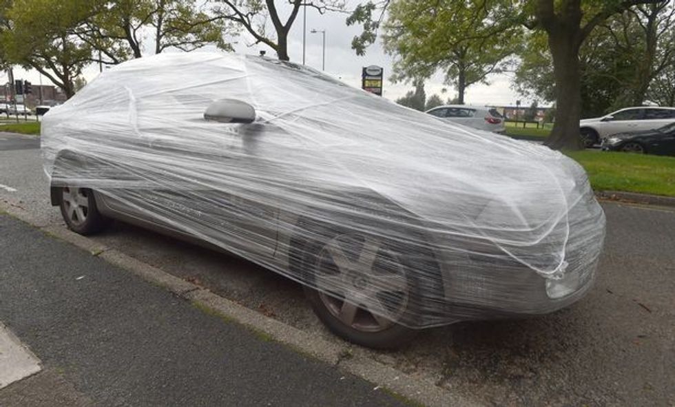 Parkojnë para shtëpisë së tij makinat ua mbulon me folie najloni foto 3